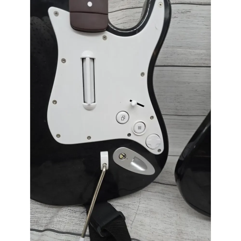 Rock Band 4 Xbox One 91161 Wireless Fender Stratocaster Guitar Controller Powers